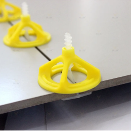 Uchwyt do systemu poziomowania 1,5 mm płytek glazury  - 100 szt